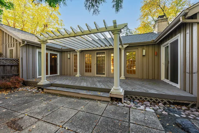 $412,000 | 704 St Andrews Lane, Crystal Lake, IL 60014