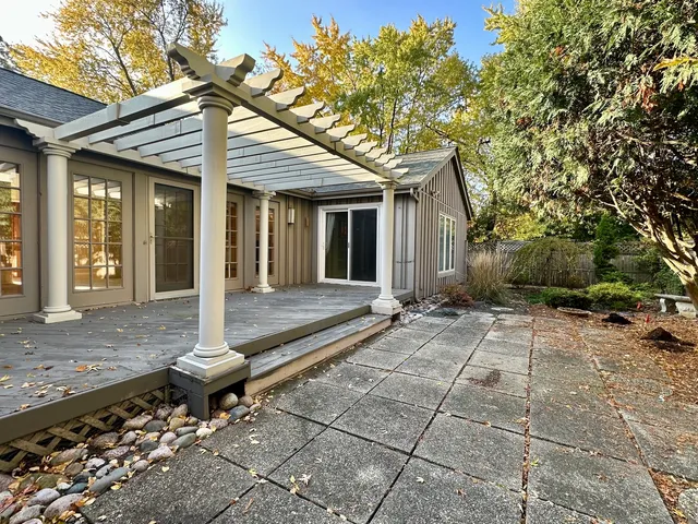 $412,000 | 704 St Andrews Lane, Crystal Lake, IL 60014