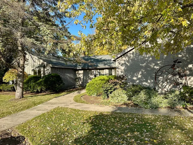 $412,000 | 704 St Andrews Lane, Crystal Lake, IL 60014