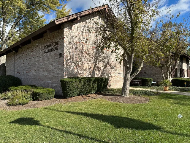 $412,000 | 704 St Andrews Lane, Crystal Lake, IL 60014