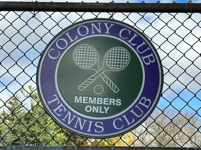 $412,000 | 704 St Andrews Lane, Crystal Lake, IL 60014