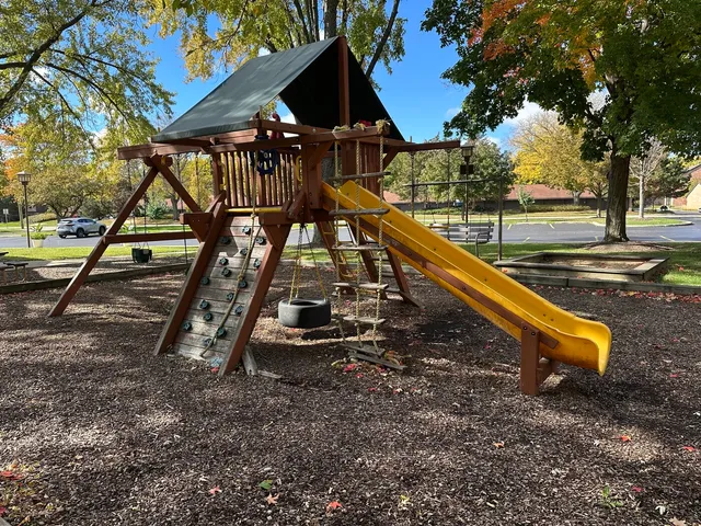 $412,000 | 704 St Andrews Lane, Crystal Lake, IL 60014