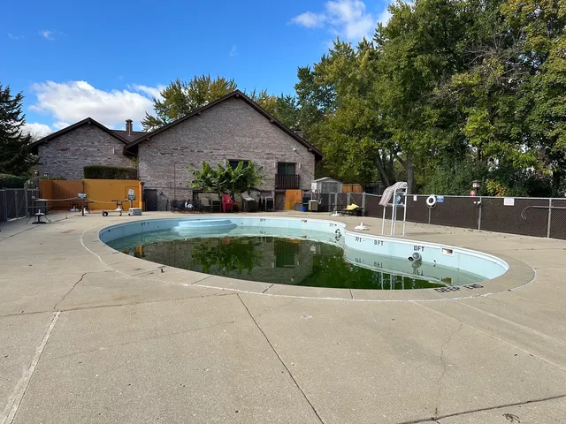 $412,000 | 704 St Andrews Lane, Crystal Lake, IL 60014