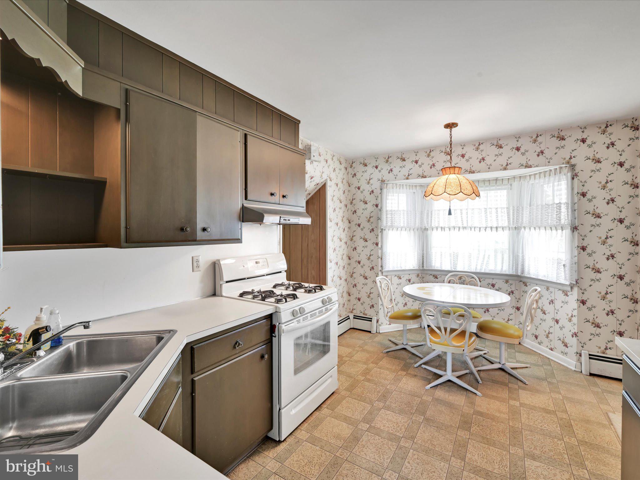 1109 Commonwealth Boulevard Reading, PA 19607 - Photo 12 of 32