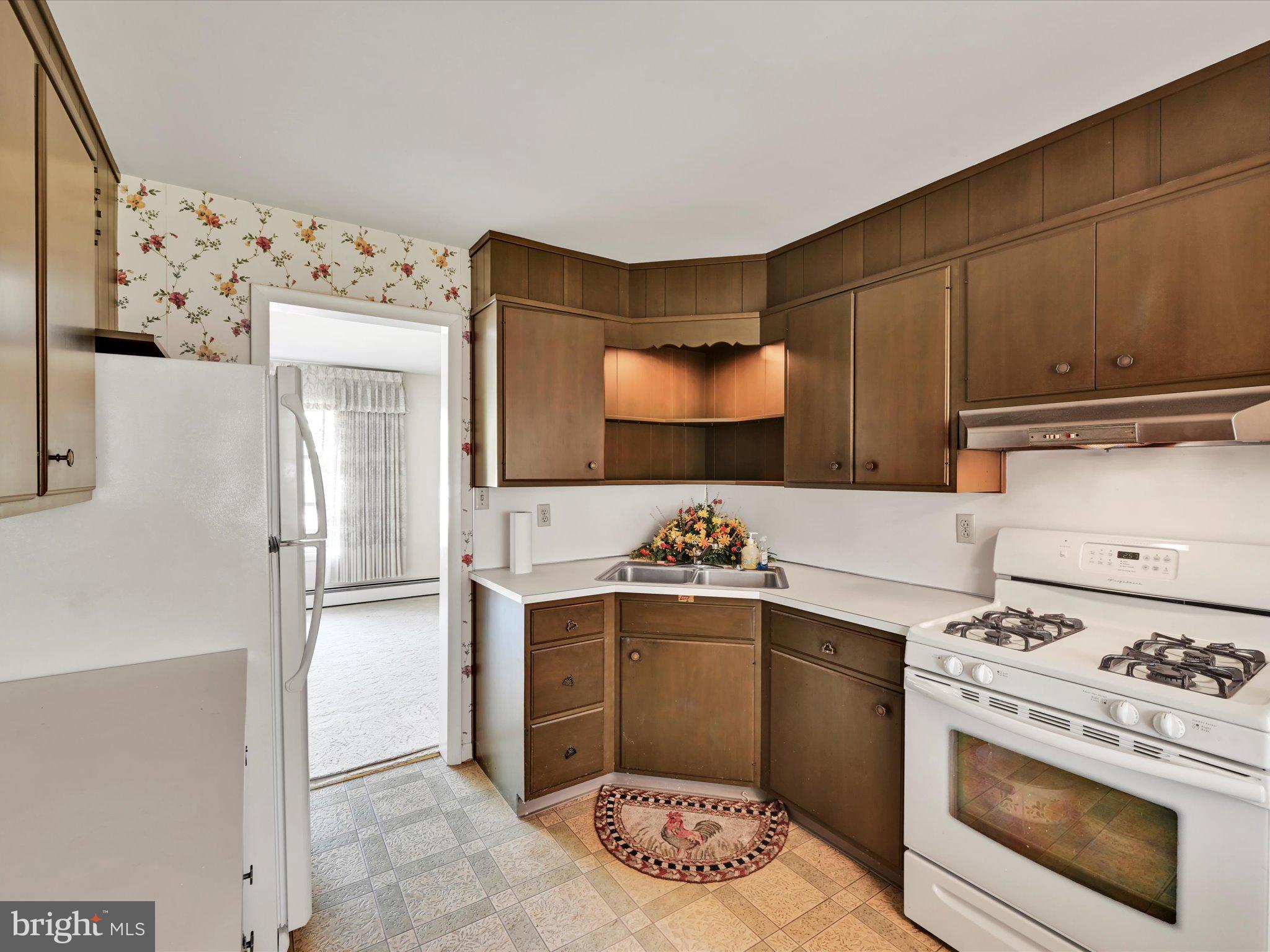 1109 Commonwealth Boulevard Reading, PA 19607 - Photo 10 of 32