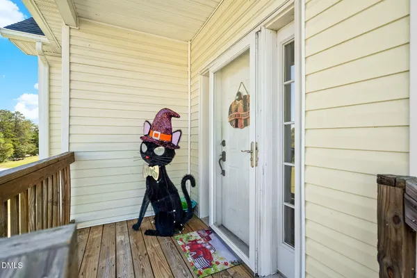 a view of entryway front of house