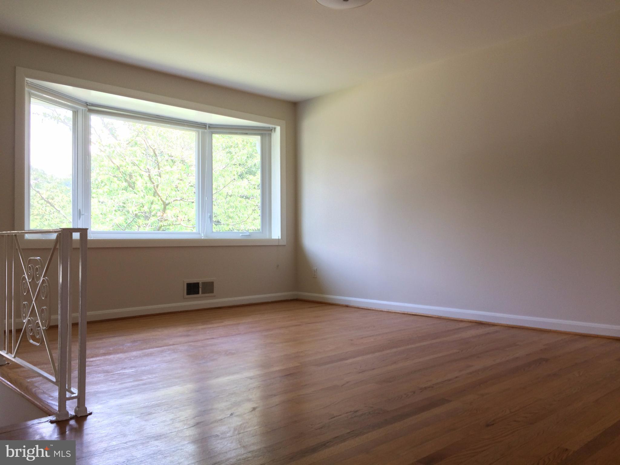 9014 3rd Avenue Silver Spring, MD 20910 - Photo 3 of 25 Living Room