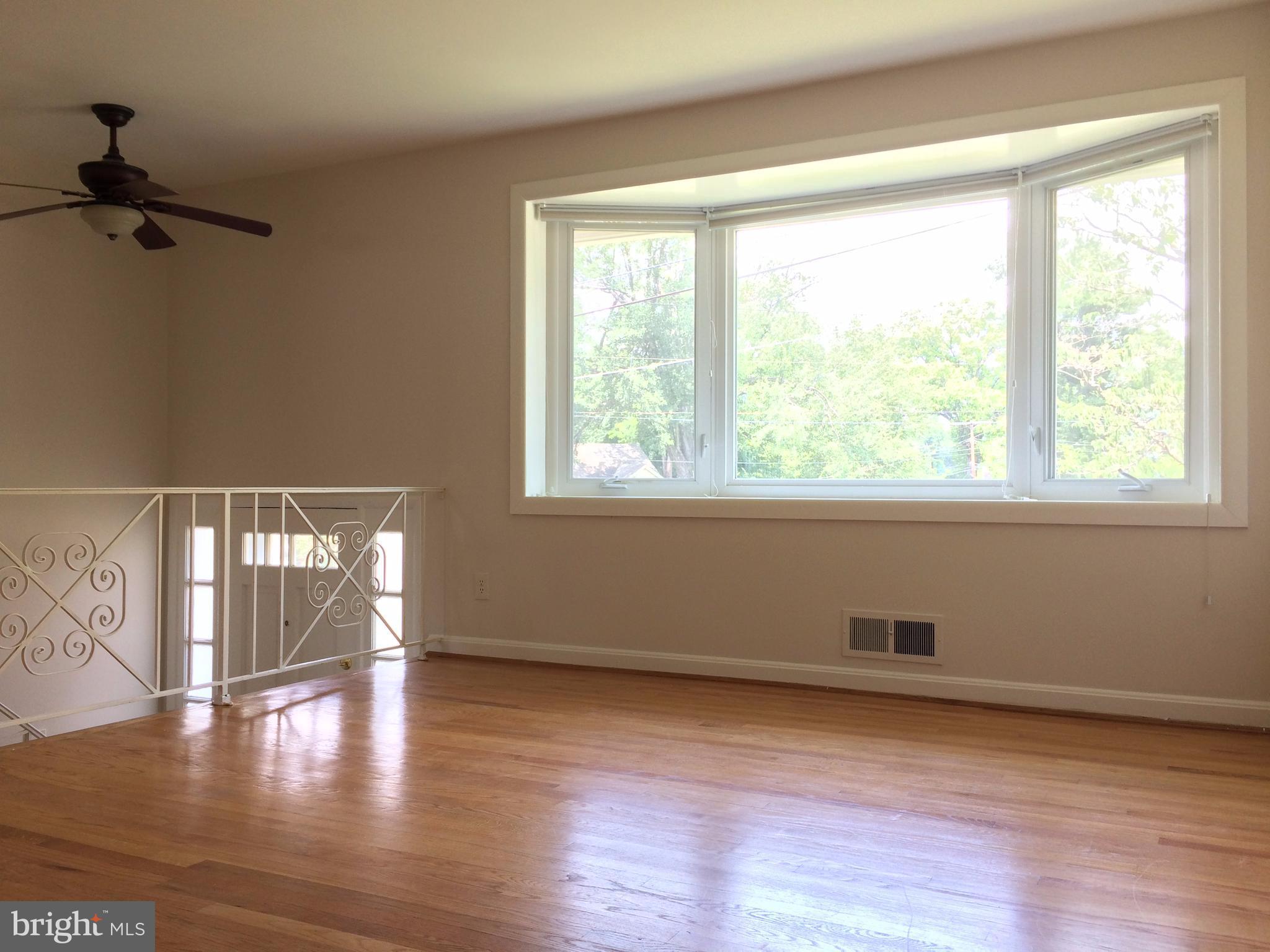 9014 3rd Avenue Silver Spring, MD 20910 - Photo 4 of 25 Living Room