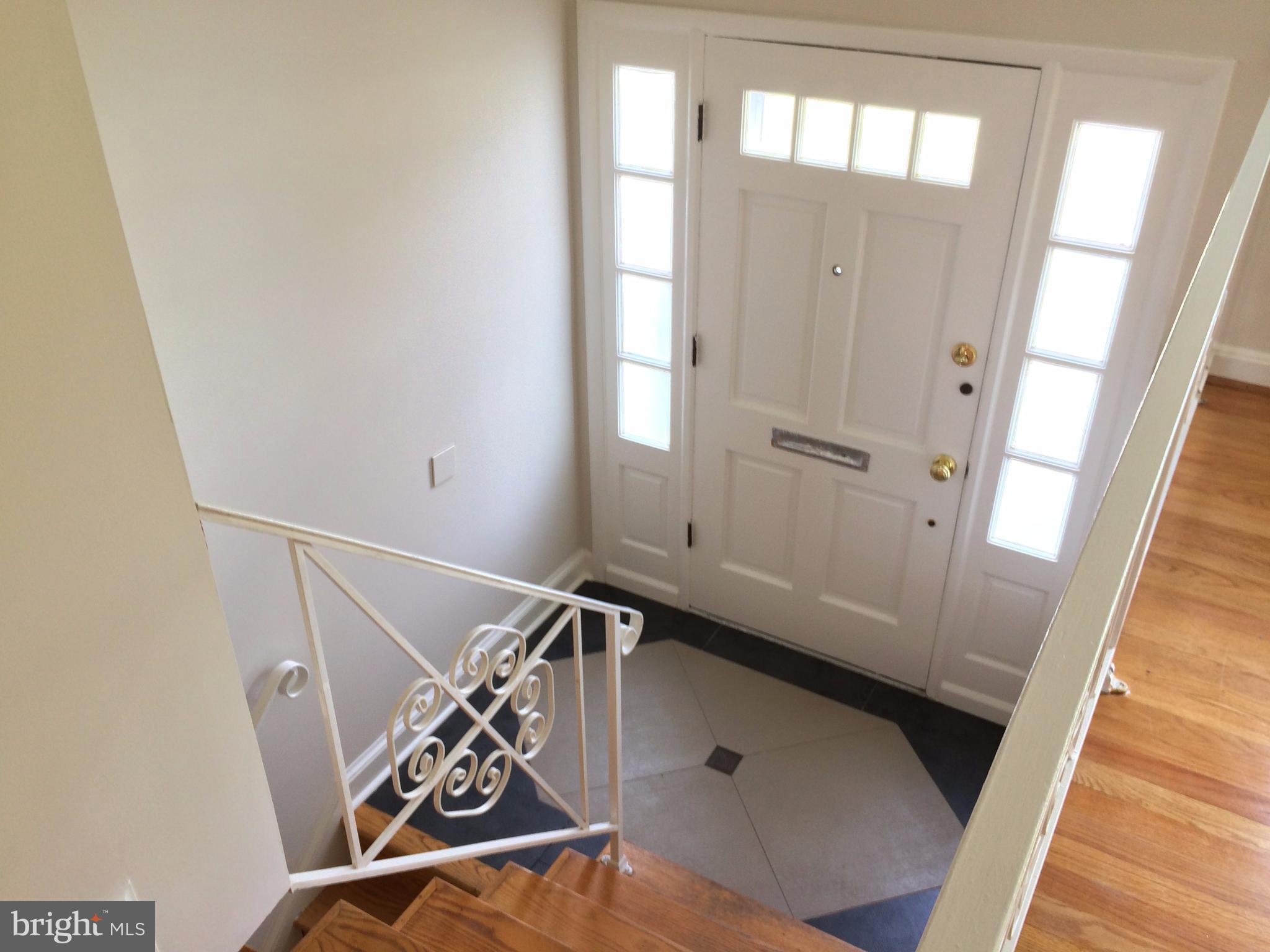 9014 3rd Avenue Silver Spring, MD 20910 - Photo 5 of 25 Split Foyer Entrance