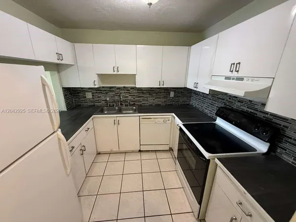 $2,000 | 1900 West 68th Street, Unit G308, Hialeah, FL 33014