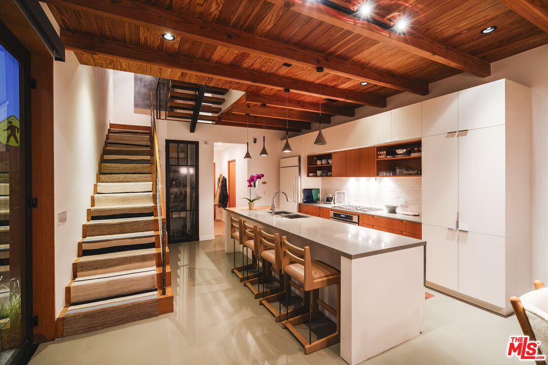44 Horizon Avenue Venice, CA 90291 - Photo 11 of 33 a utility room with dryer and washer