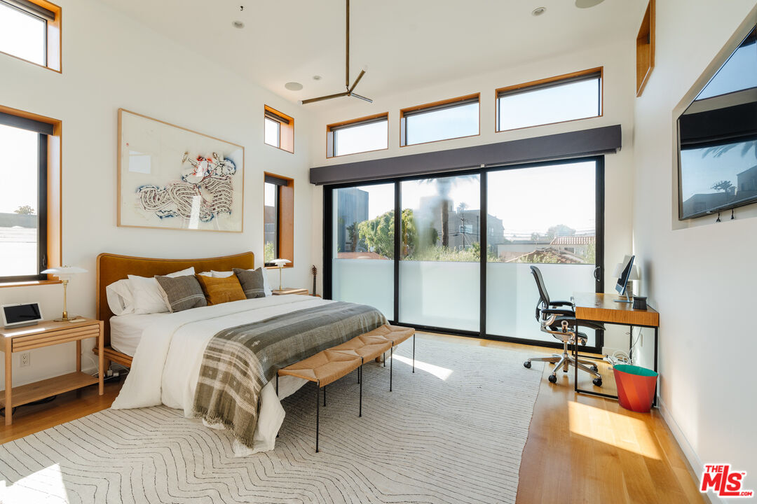 44 Horizon Avenue Venice, CA 90291 - Photo 15 of 33 a bedroom with a large bed and a flat tv screen on the dresser