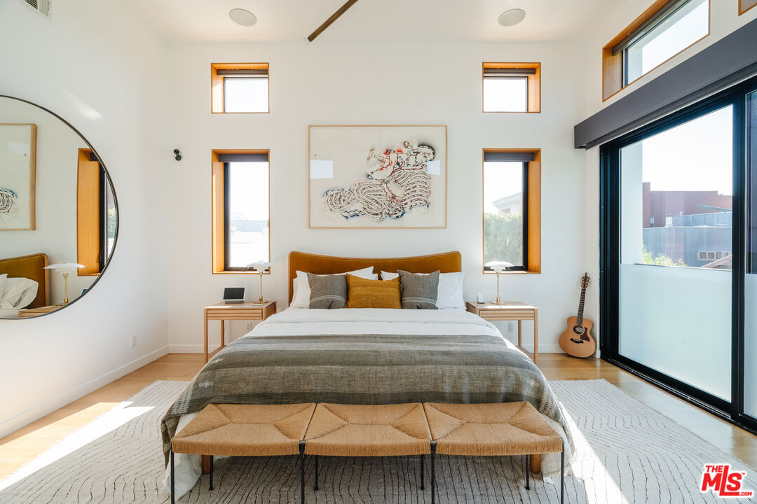 44 Horizon Avenue Venice, CA 90291 - Photo 16 of 33 a bedroom with a large bed and a large window