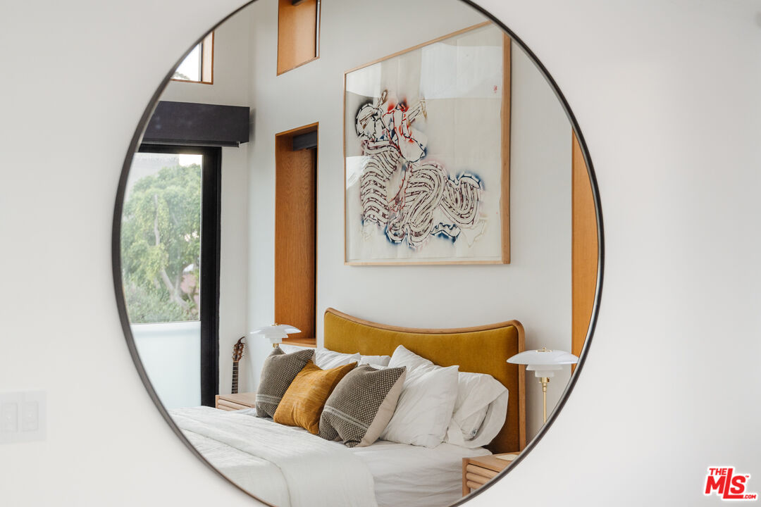 44 Horizon Avenue Venice, CA 90291 - Photo 17 of 33 a living room with furniture and a window