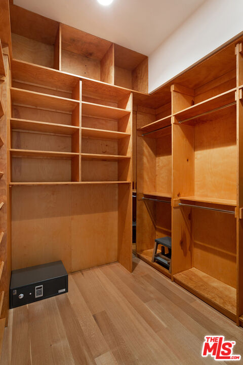 44 Horizon Avenue Venice, CA 90291 - Photo 20 of 33 a view of a room with wooden floor and a window