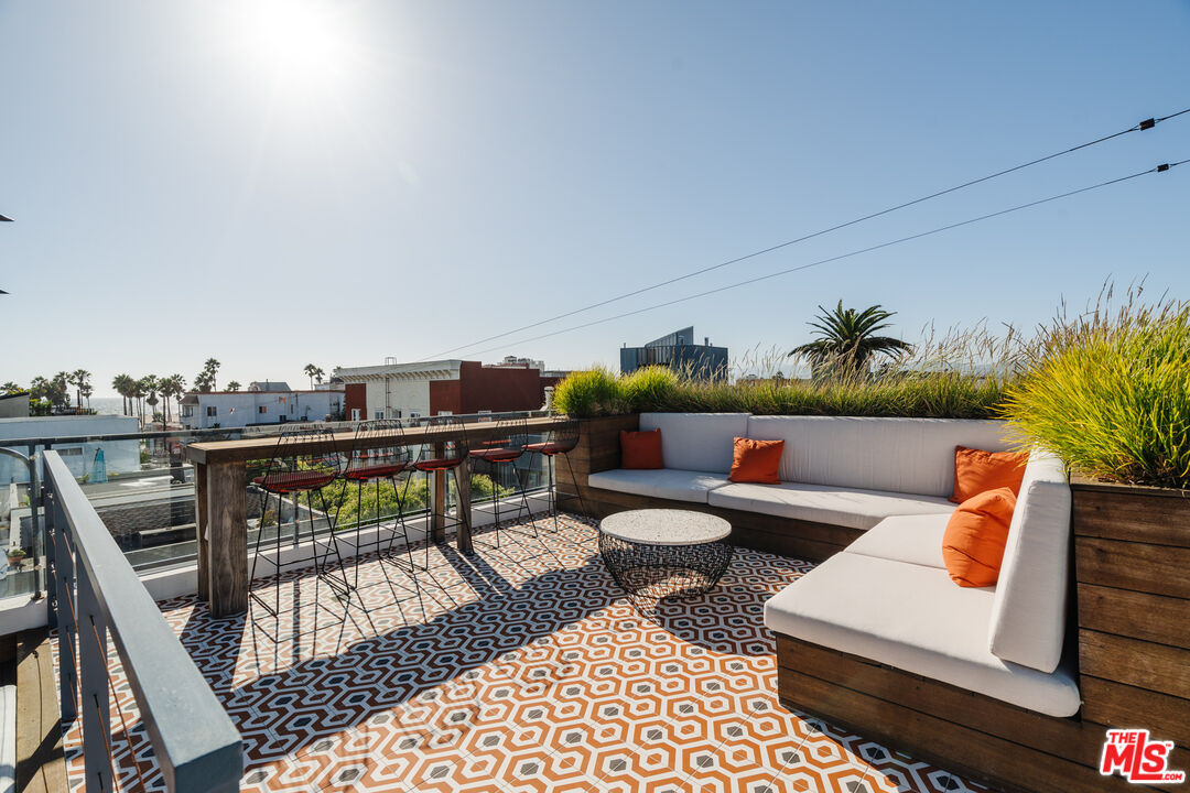 44 Horizon Avenue Venice, CA 90291 - Photo 2 of 33 a terrace view with seating space