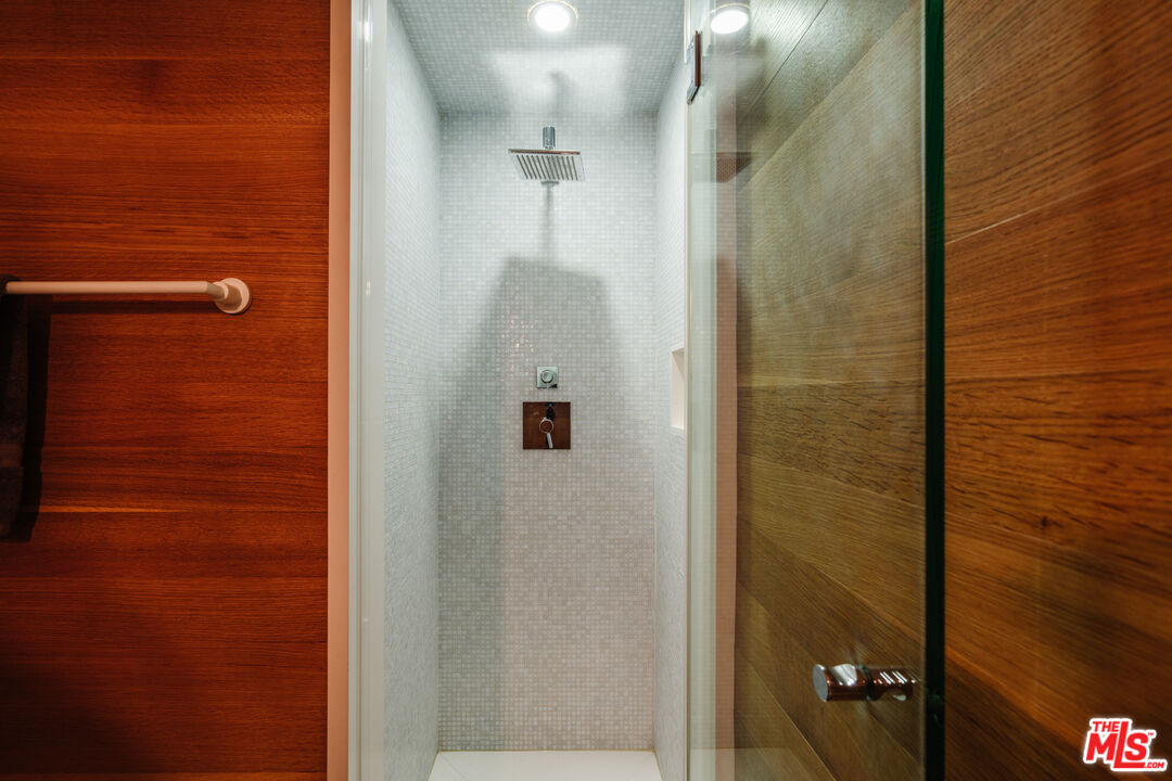 44 Horizon Avenue Venice, CA 90291 - Photo 22 of 33 a bathroom with a shower