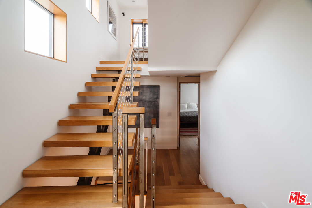 44 Horizon Avenue Venice, CA 90291 - Photo 23 of 33 a view of entryway and hall with wooden floor