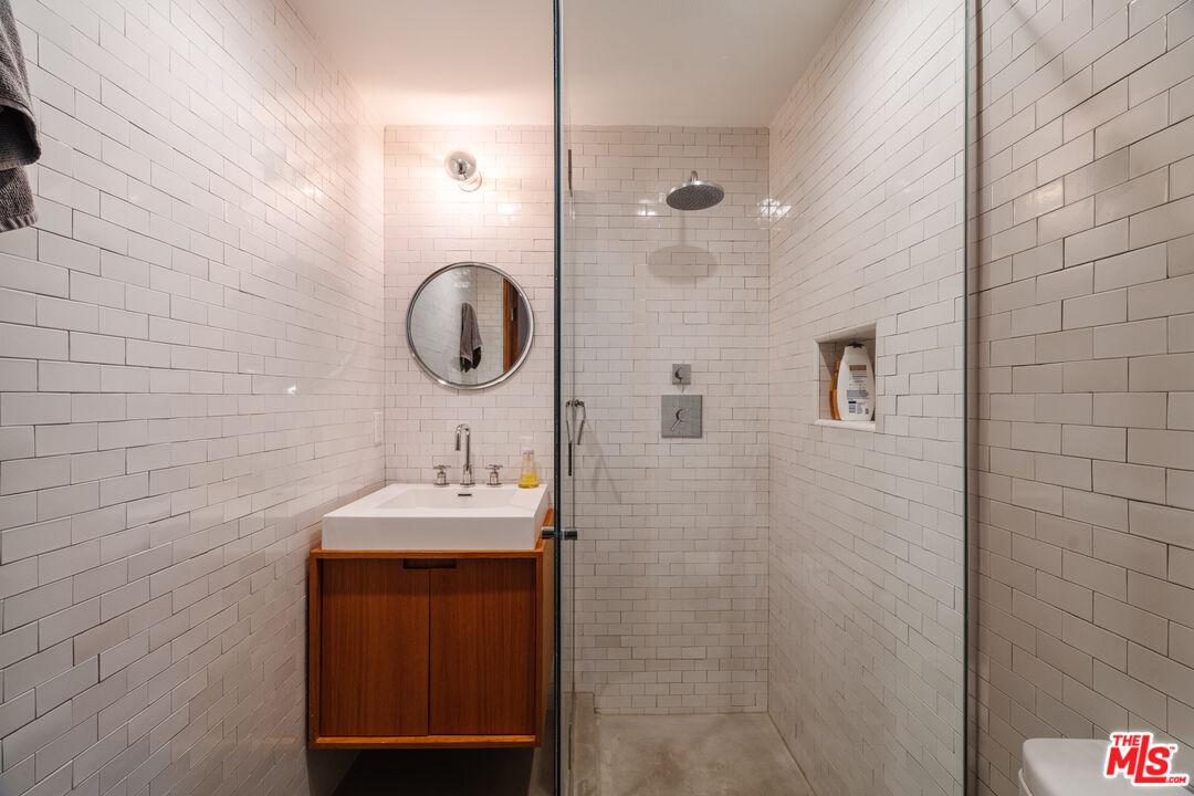 44 Horizon Avenue Venice, CA 90291 - Photo 24 of 33 a bathroom with a sink a vanity and a mirror