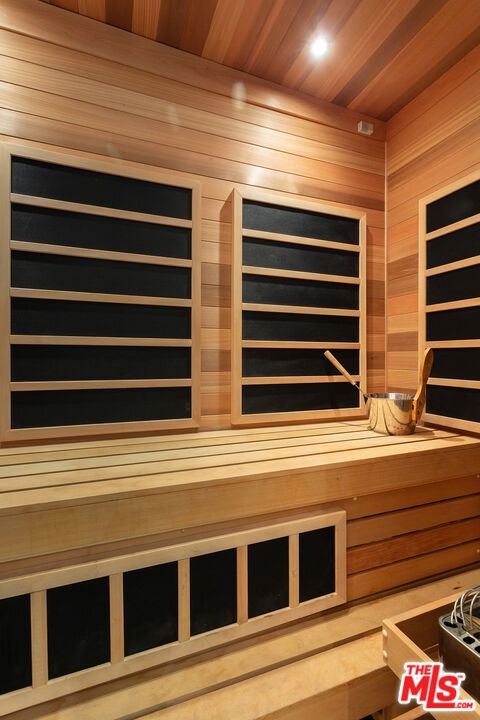 44 Horizon Avenue Venice, CA 90291 - Photo 25 of 33 a view of a windows