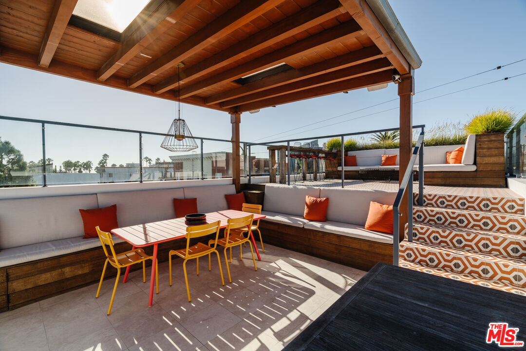 44 Horizon Avenue Venice, CA 90291 - Photo 27 of 33 a outdoor space with a large outdoor seating