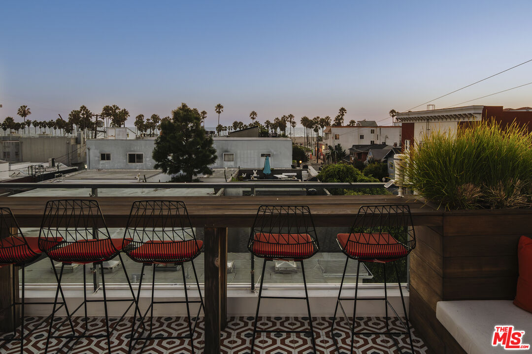 44 Horizon Avenue Venice, CA 90291 - Photo 29 of 33 a dining room with furniture and a flat screen tv