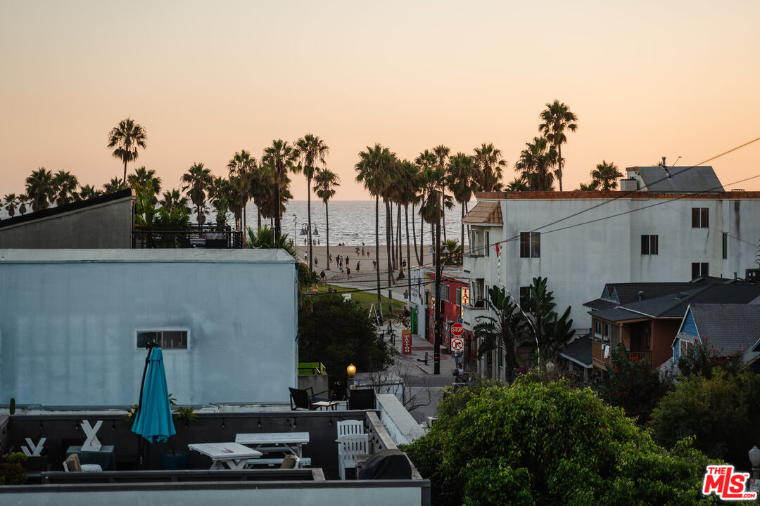 44 Horizon Avenue Venice, CA 90291 - Photo 30 of 33 a backyard of a house with yard table and chairs