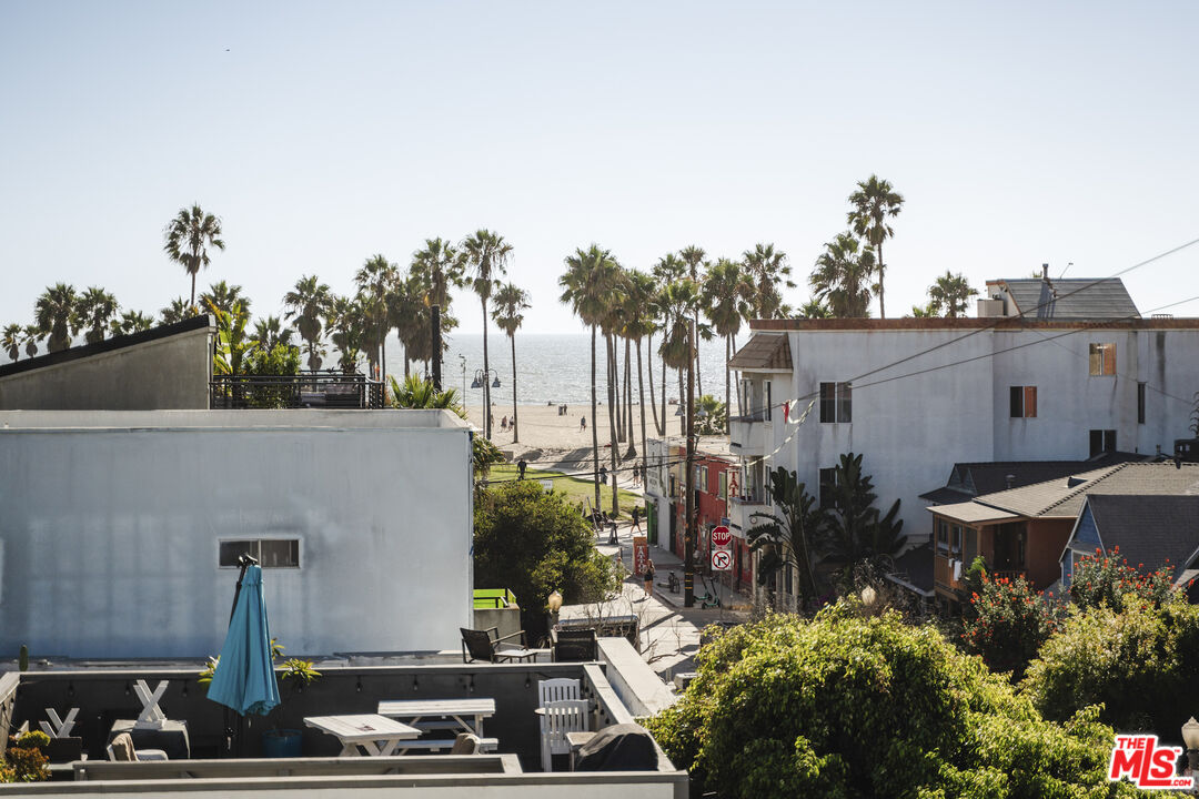 44 Horizon Avenue Venice, CA 90291 - Photo 3 of 33 a view of outdoor space and yard