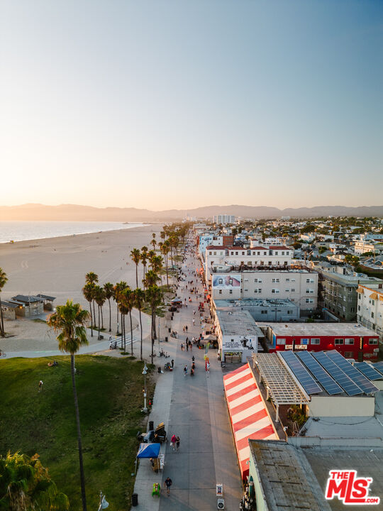 44 Horizon Avenue Venice, CA 90291 - Photo 31 of 33 a view of a city