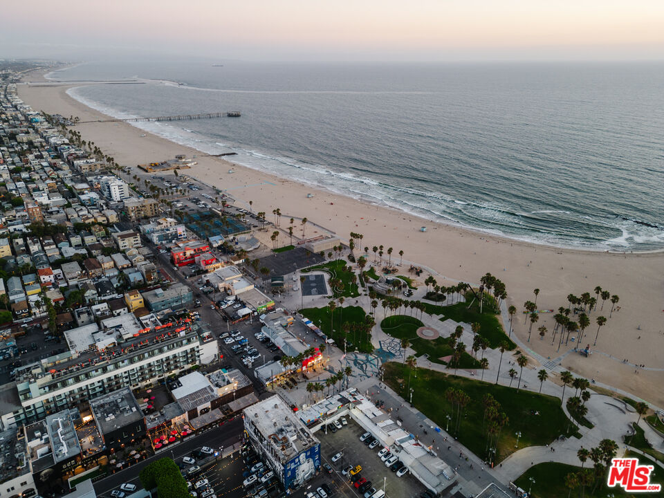 44 Horizon Avenue Venice, CA 90291 - Photo 32 of 33 a view of outdoor space and ocean view