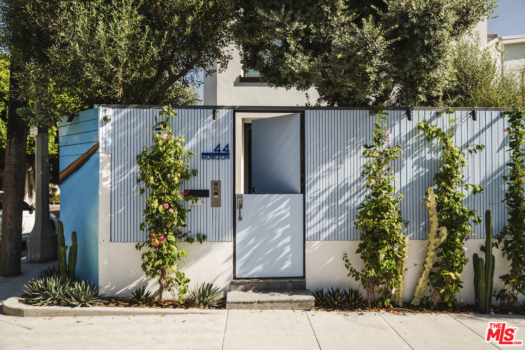 44 Horizon Avenue Venice, CA 90291 - Photo 4 of 33 a front view of a house having yard