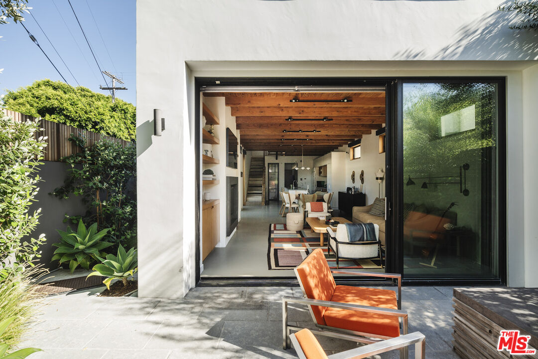 44 Horizon Avenue Venice, CA 90291 - Photo 5 of 33 a view of living room filled with furniture