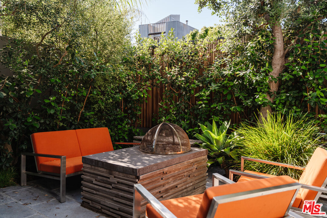 44 Horizon Avenue Venice, CA 90291 - Photo 6 of 33 a view of a outdoor space with sitting area