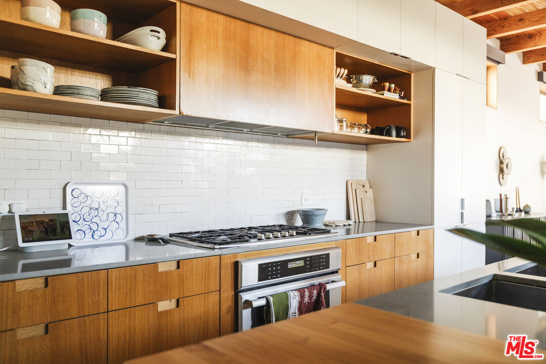 44 Horizon Avenue Venice, CA 90291 - Photo 10 of 33 a kitchen with granite countertop a stove and cabinets