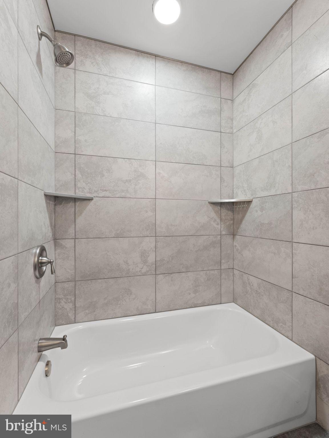 617 Caribbean Way Williamstown, NJ 08094 - Photo 21 of 26 a bathroom with a bathtub