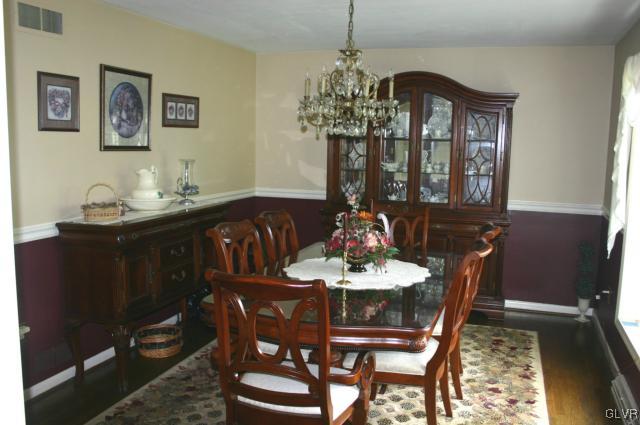 3206 Burtis Road Bethlehem, PA 18017 - Photo 4 of 17 Dining room