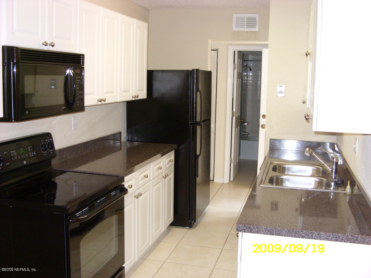 355 Monument Road, Unit 9D1 Jacksonville, FL 32225 - Photo 4 of 5 a kitchen with a refrigerator and a stove