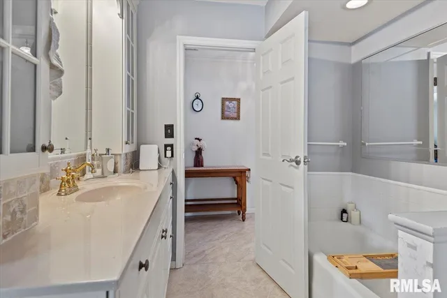 $370,000 | 158 Country Lake Road, Springfield, IL 62711