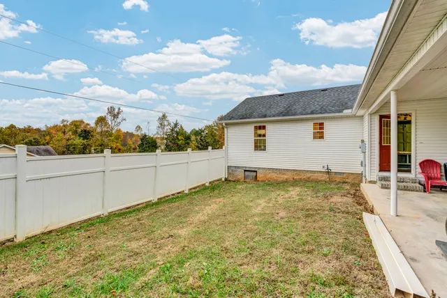 a view of a backyard