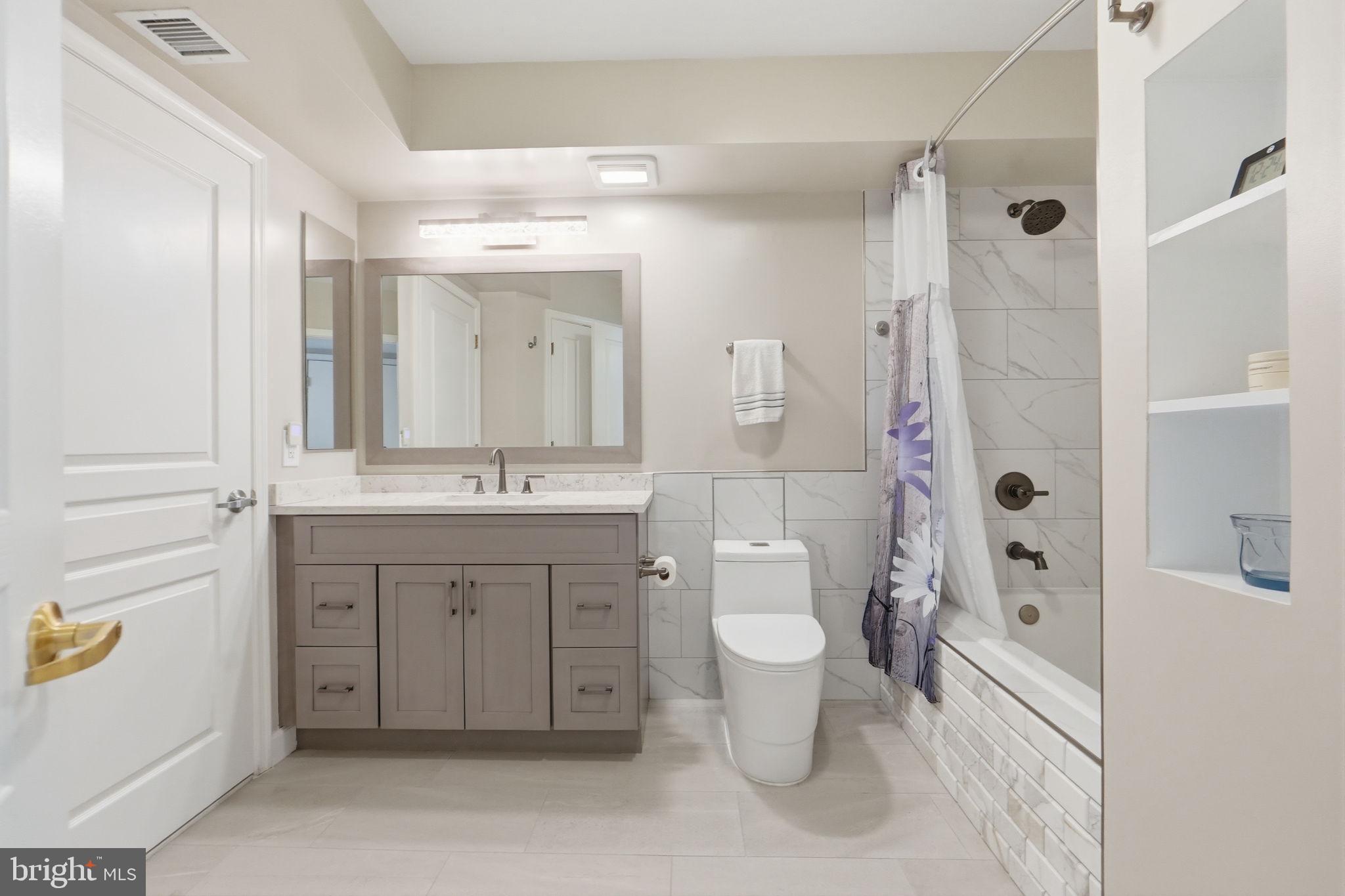 631 D Street Northwest, Unit 633 Washington, DC 20004 - Photo 21 of 40 Completely renovated full bath & rain shower