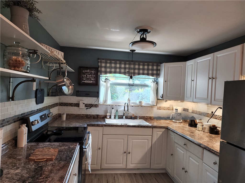 86007 Jones Road Yulee, FL 32097 - Photo 4 of 12 a kitchen with granite countertop a sink stainless steel appliances and cabinets