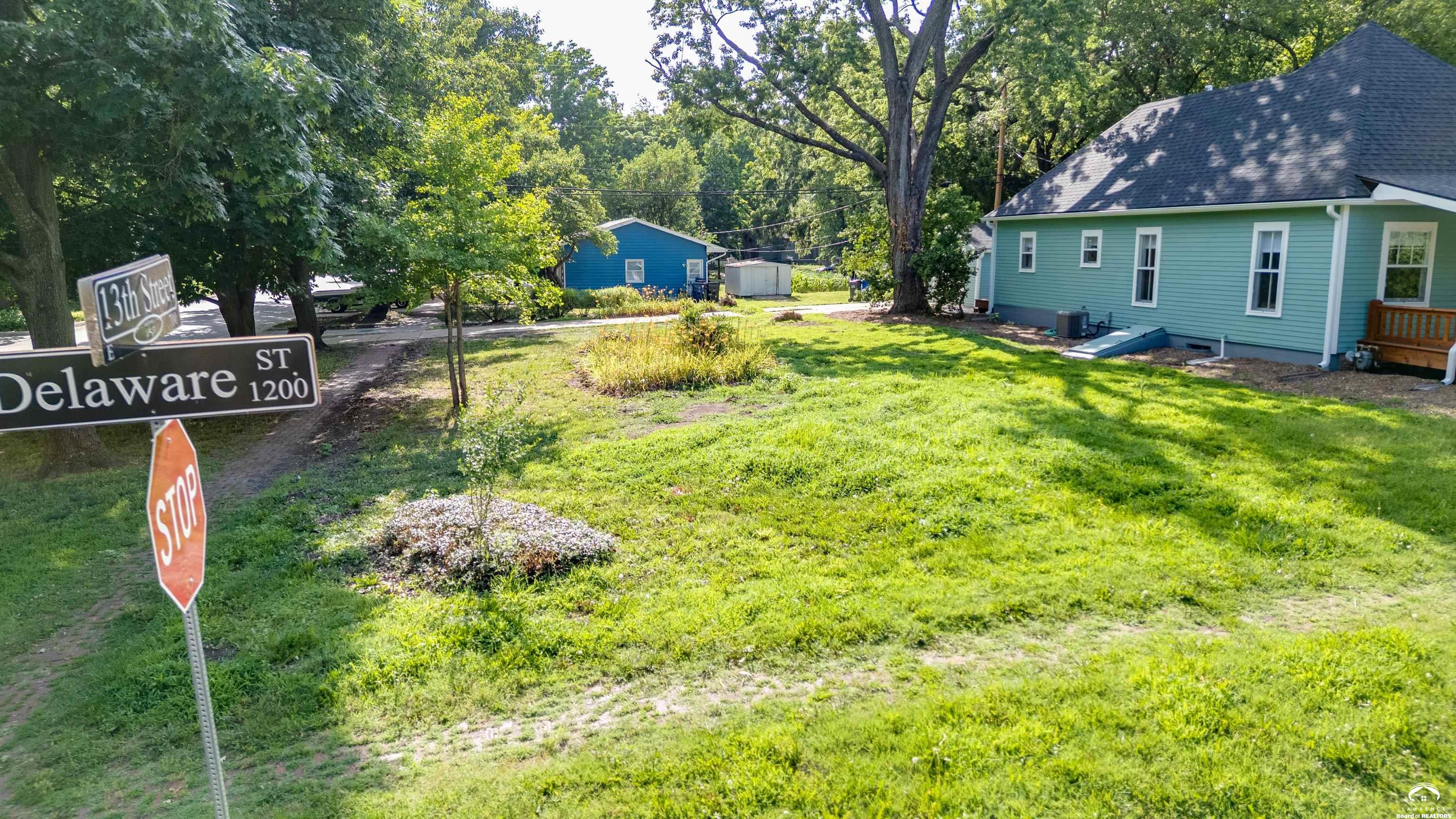 1243 Delaware Street Lawrence, KS 66044 - Photo 4 of 6