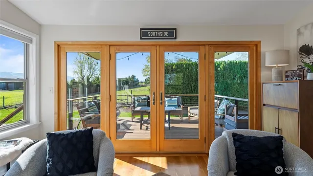 a view of sitting area with furniture
