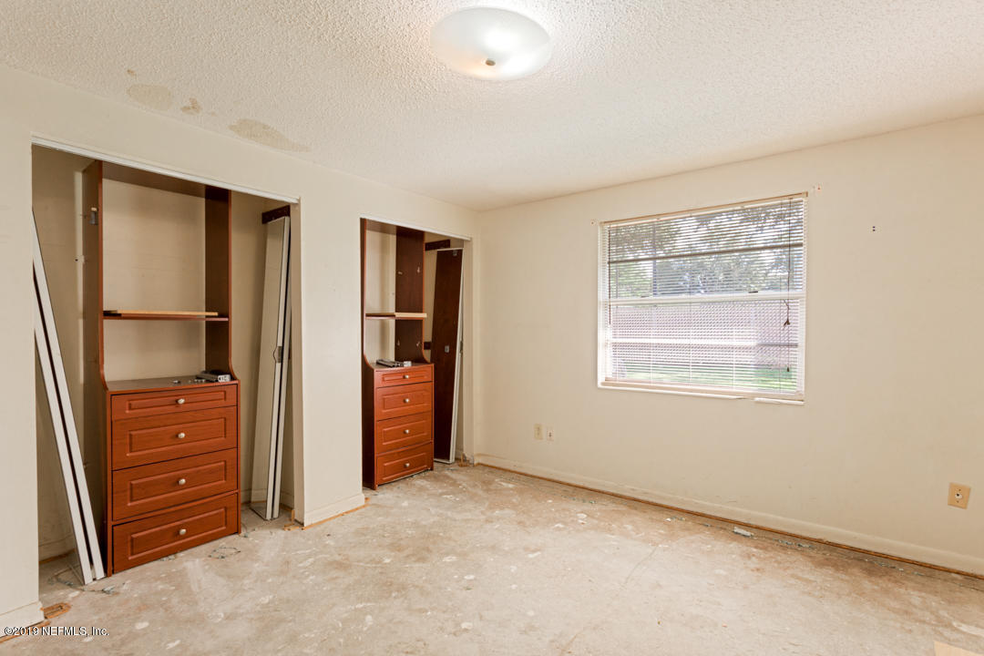 8759 Moss Haven Road Jacksonville, FL 32221 - Photo 18 of 29 an empty room with closet and mirror