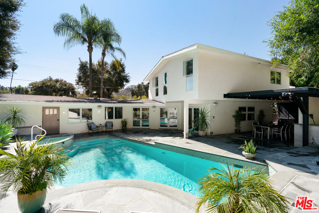 1104 Acanto Place Los Angeles, CA 90049 - Photo 28 of 39 a front view of a house with garden