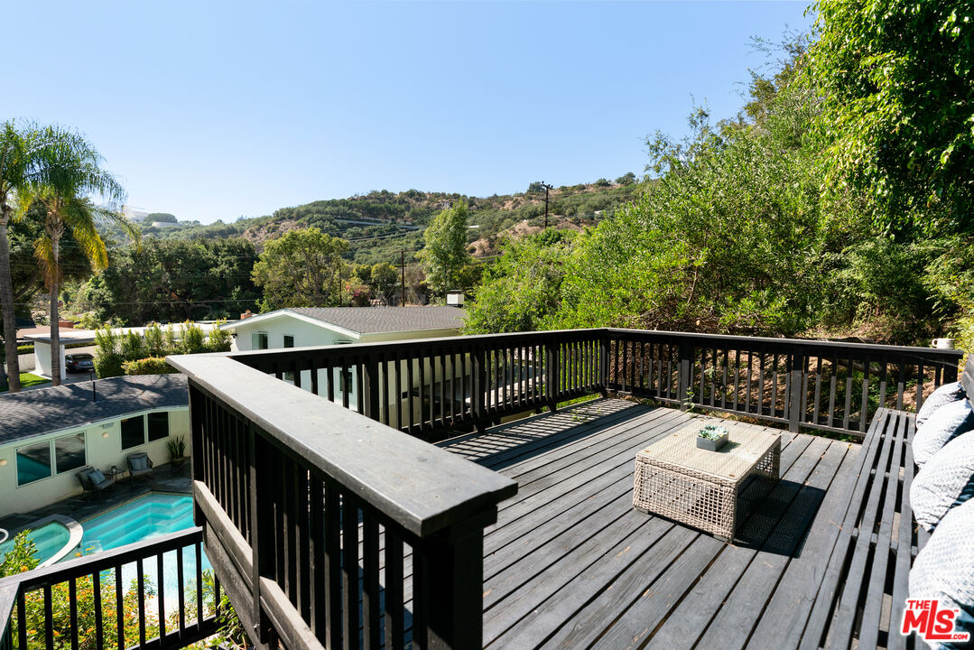 1104 Acanto Place Los Angeles, CA 90049 - Photo 33 of 39 a view of balcony with furniture