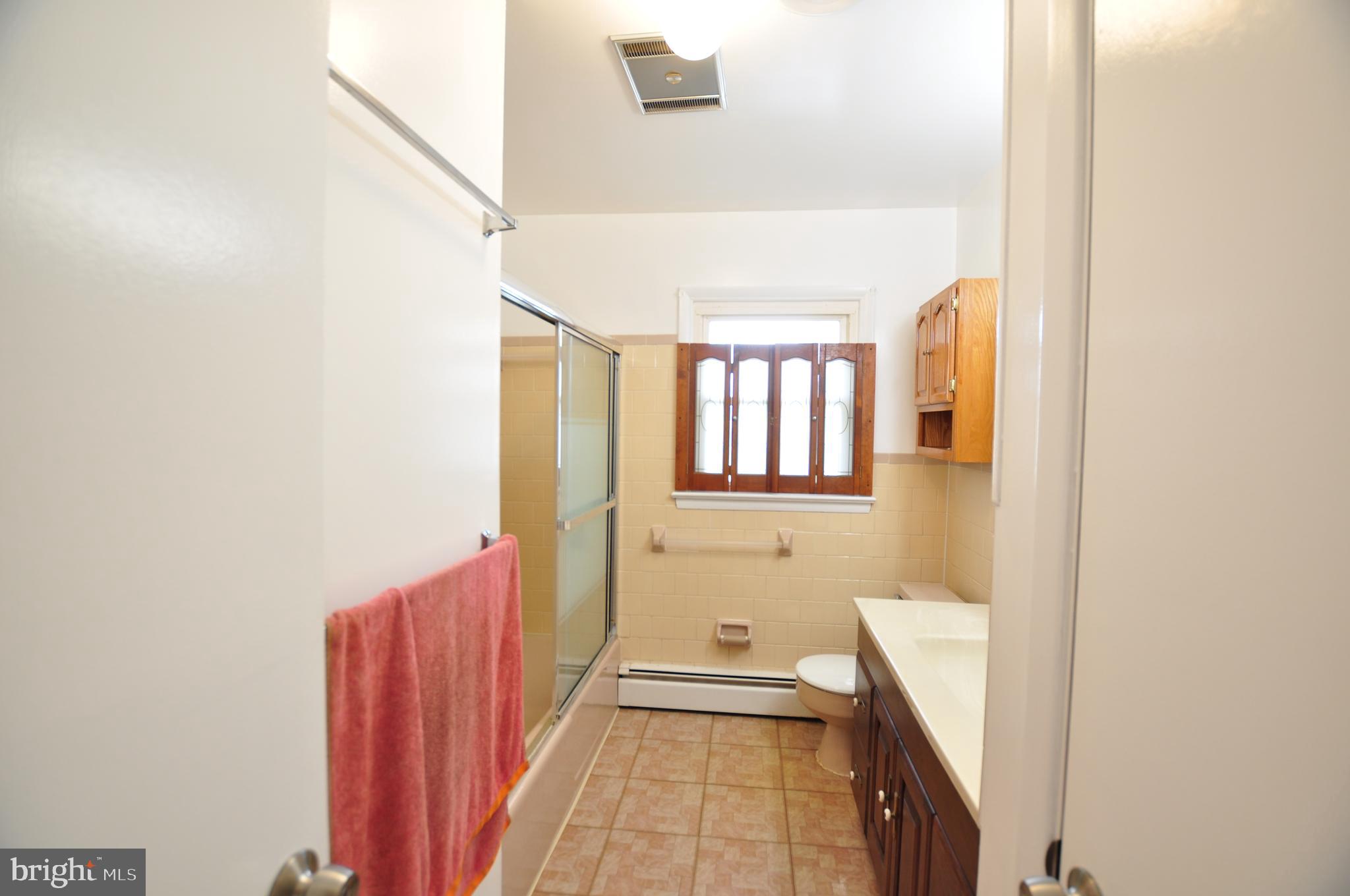 7909 Rocky Road Gaithersburg, MD 20882 - Photo 17 of 31 Hall Bathroom!