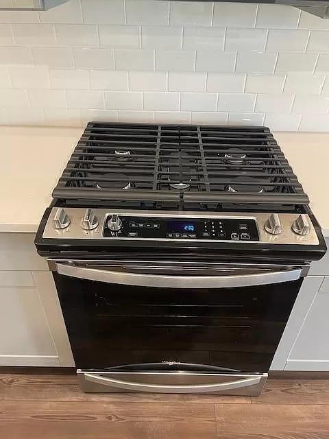 3008 Kingsgarden Road Denton, TX 76207 - Photo 5 of 9 a close view of stove top oven