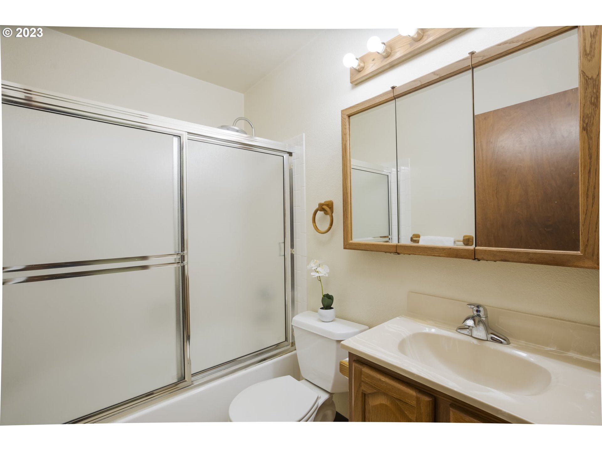 8525 Southwest Modoc Court Tualatin, OR 97062 - Photo 16 of 33 Bathroom