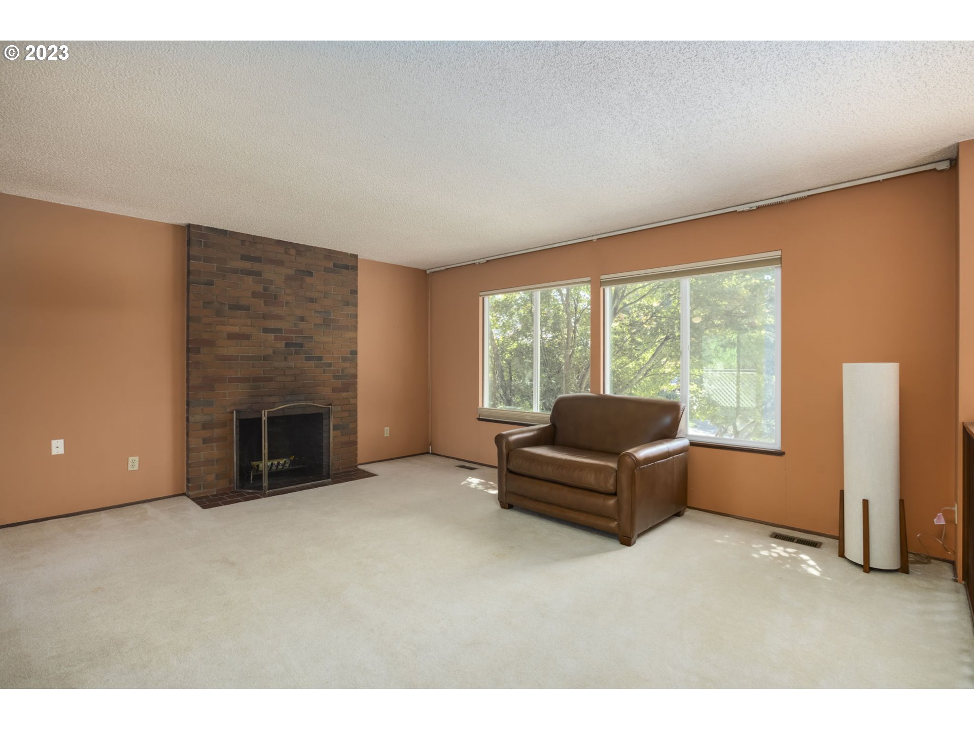 8525 Southwest Modoc Court Tualatin, OR 97062 - Photo 3 of 33 Living Room